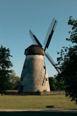 Almanya 'da bir şehir parkında terk edilmiş eski bir yel değirmeninin güzel manzarası..