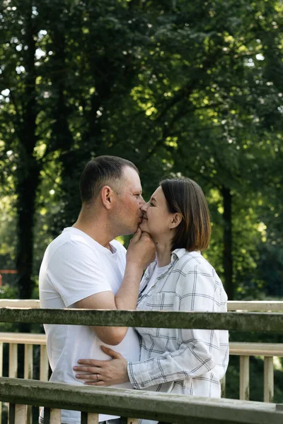 Retrato Jovem Belo Casal Caucasiano Beijando Nos Lábios Apaixonados Uma — Fotografia de Stock
