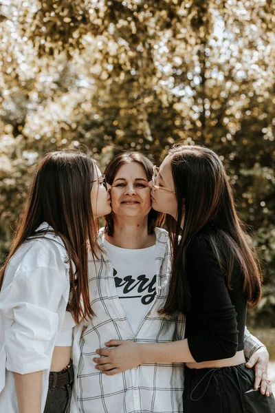 Retrato Una Joven Madre Caucásica Con Dos Hijas Adultas Que — Foto de Stock