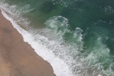 Kuzey Denizi 'nin güzel hava manzarası. Dalgalar Etretat' taki çakıllı kıyıya çarpıyor. Fransa 'daki Normandiya..