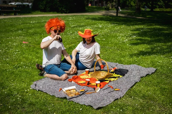 Porträt Eines Hübschen Jungen Kaukasischen Paares Mit Sonnenbrille Unter Belgischer — Stockfoto