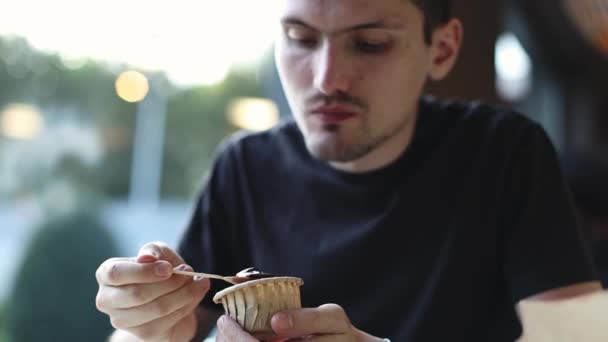 Jeune Homme Brune Caucasien Shirt Noir Assis Une Table Près — Video