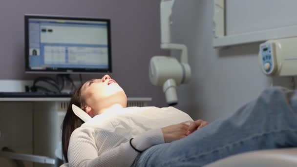 Jovem Linda Morena Caucasiana Paciente Encontra Uma Cadeira Dental Com — Vídeo de Stock