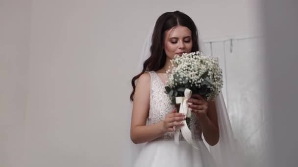Schöne Und Glückliche Braut Schnuppert Einen Hochzeitsstrauß Von Boutonnieres Während — Stockvideo