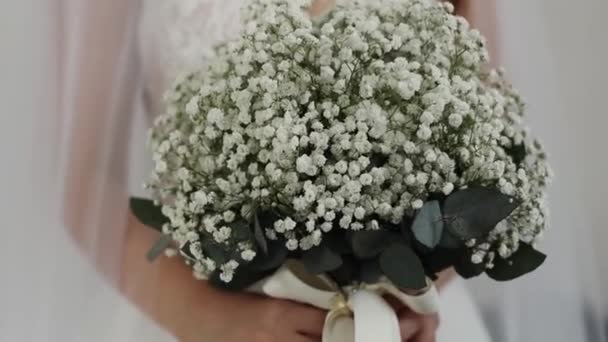 Прекрасный Свадебный Букет Бутоньеров Руках Невесты Которая Скручивает Руками Крупным — стоковое видео