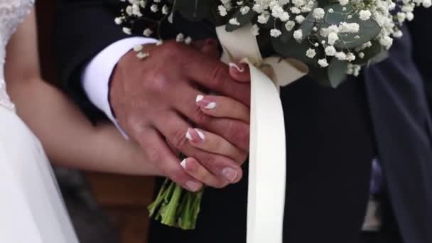 Schöne Hände Kaukasischer Junger Leute Die Einen Hochzeitsstrauß Aus Boutonnieres — Stockvideo