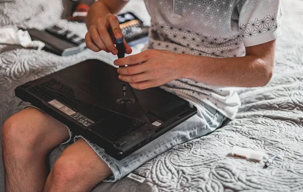 Jovem Caucasiano Cara Irreconhecível Aperta Parafuso Laptop Com Uma Chave — Fotografia de Stock