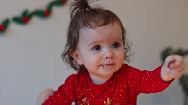 Egy Gyönyörű Kaukázusi Kislány Lófarokkal Fején Karácsonyi Kosztümben Ágyon Egy — Stock videók