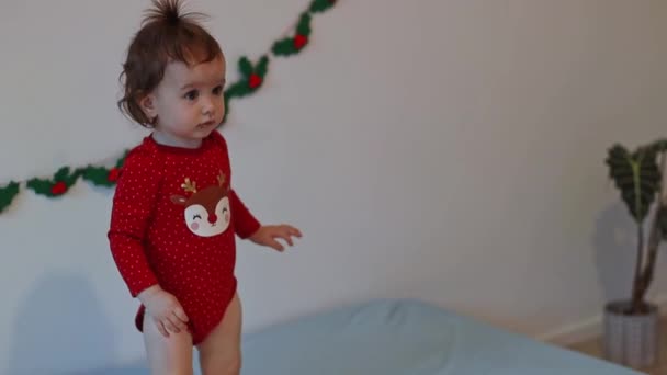 Egy Gyönyörű Kis Kaukázusi Kislány Lófarokkal Fején Karácsonyi Ruhában Táncol — Stock videók
