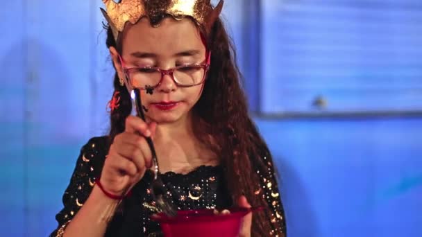 Frumoasă Fată Caucaziană Coroană Aur Rochia Unei Prințese Moarte Privind — Videoclip de stoc