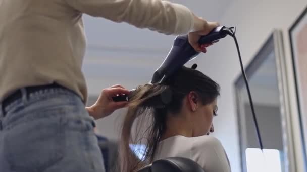 Mooie Jonge Kaukasische Vrouwelijke Blonde Kapper Styling Haardroger Kam Lang — Stockvideo