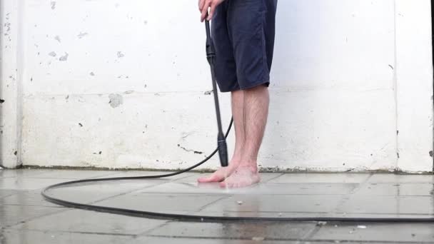 Ung Vit Oigenkännlig Man Tvättar Smutsiga Trädgården Kakel Med Karcher — Stockvideo