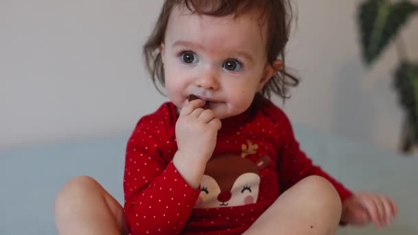 Kafasında Kuyruğu Noel Kıyafeti Olan Güzel Beyaz Bir Kız Bebek — Stok video