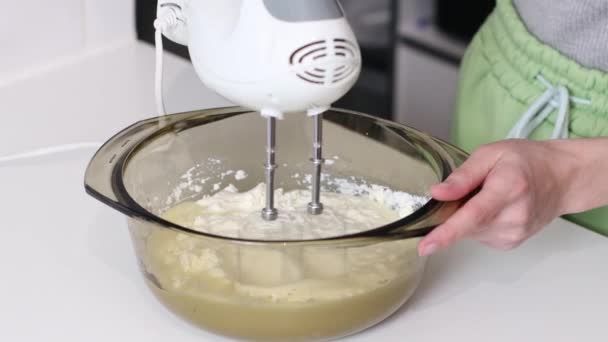 Genç Beyaz Tanınmayan Bir Kız Pastaya Krema Yapmak Için Cam — Stok video