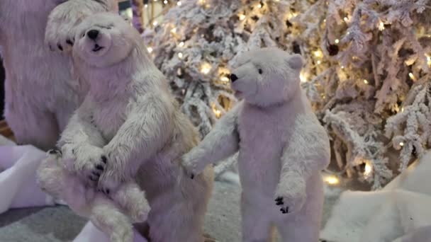 Krásní Lední Medvědi Stojící Novoroční Výstavě Pod Výstavou Vánočních Stromků — Stock video