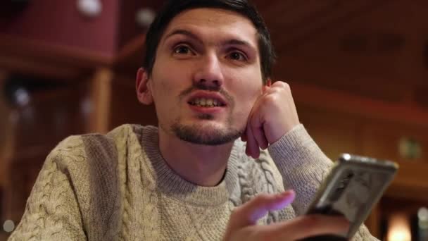 Молода Кавказька Красива Брюнетка Сидить Столом Ресторані Мобільним Телефоном Руках — стокове відео