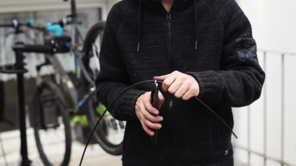 Ung Vit Man Klipper Bromskablarna Till Cykel Med Vajerskärare När — Stockvideo