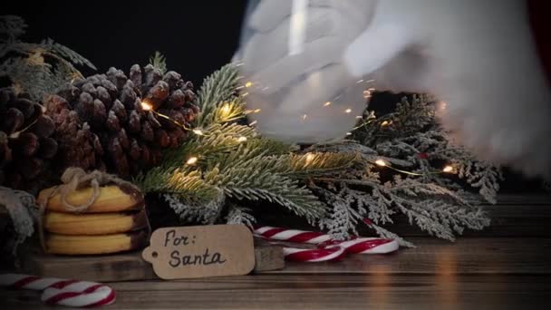 Tangan Santa Claus Menempatkan Segelas Susu Kosong Atas Meja Kayu — Stok Video