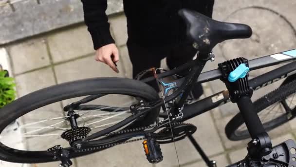 Joven Caucásico Hace Girar Rueda Una Bicicleta Con Mano Reparando — Vídeo de stock