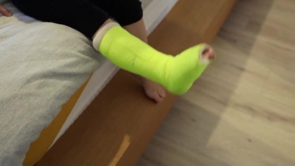 Ein Kleines Unkenntliches Kaukasisches Mädchen Schwingt Sein Bein Mit Einem — Stockvideo