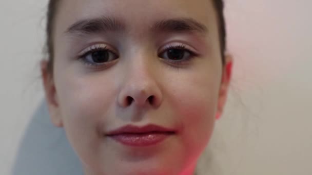 Ένα Μικρό Όμορφο Μελαχρινό Καυκάσιο Κορίτσι Καστανά Μάτια Φέρνει Αργά — Αρχείο Βίντεο