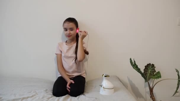 Ein Kleines Hübsches Brünettes Kaukasisches Mädchen Bewegt Einen Stock Mit — Stockvideo