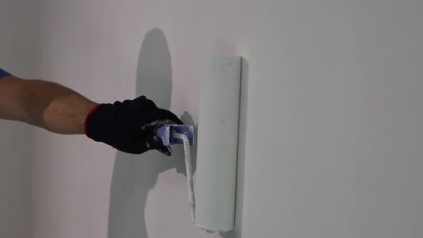 Giovane Caucasico Irriconoscibile Guanti Neri Dipinge Muro Con Vernice Bianca — Video Stock