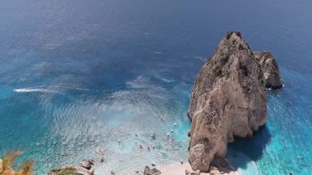 Güneşli Bir Yaz Gününde Kayalık Sahil Kenarındaki Mavi Yon Denizi — Stok video