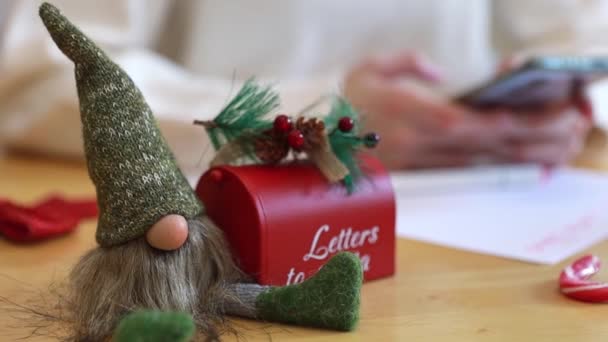 Ένα Gnome Παιχνίδι Ένα Κόκκινο Γραμματοκιβώτιο Για Γράμματα Από Τον — Αρχείο Βίντεο