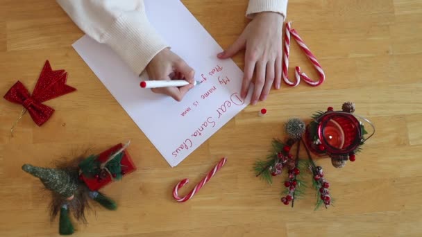 Oigenkännlig Vit Tonåring Flicka Skriver Önskan Brev Till Kära Jultomten — Stockvideo