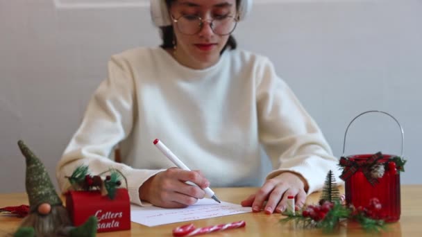 Une Belle Adolescente Caucasienne Pull Blanc Lunettes Écouteurs Écrit Une — Video