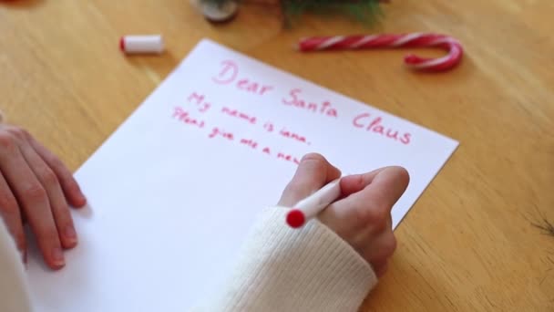 Uma Adolescente Caucasiana Irreconhecível Uma Camisola Branca Escreve Uma Carta — Vídeo de Stock