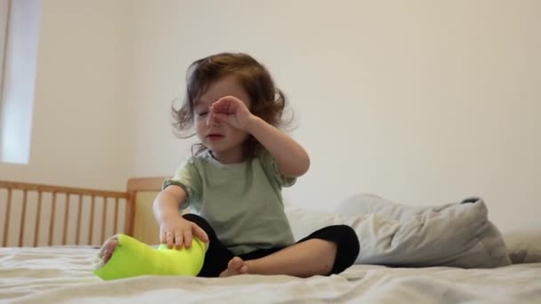 Een Kleine Mooie Blanke Meisje Zitten Een Groot Bed Slaapkamer — Stockvideo