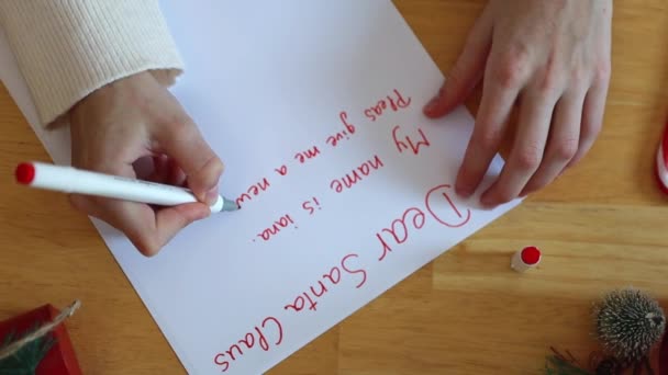 Uma Adolescente Caucasiana Irreconhecível Uma Camisola Branca Escreve Uma Carta — Vídeo de Stock