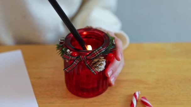 Одна Невпізнавана Кавказька Дівчинка Запалює Красиву Різдвяну Свічку Бордовій Скляній — стокове відео