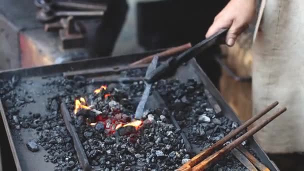Ręce Kaukaskiego Męskiego Kowala Średniowieczu Zamykają Rozgrzany Nóż Palącymi Się — Wideo stockowe