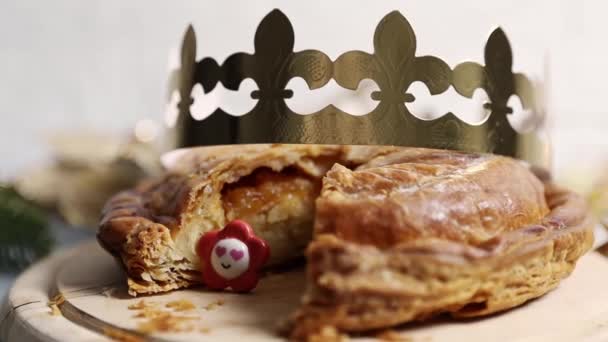 One Cut Royal Galette Surprise Gift Golden Crown White Wooden — Stock Video