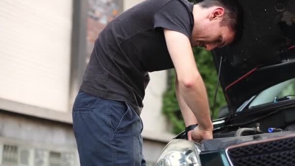 Genç Bir Kafkas Genci Ile Bir Arabanın Kaputunun Açık Kaputundan — Stok video