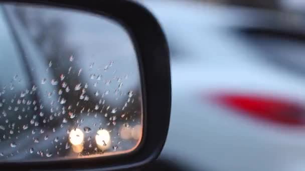 Dikiz Aynasındaki Küçük Damlacıkları Sarı Bokeh Akşam Kentinde Araba Sürerken — Stok video