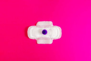 Ortasında parlak pembe bir arka plan olan açık beyaz bir leylak rengi virüs topu, yakın plan yatıyordu..