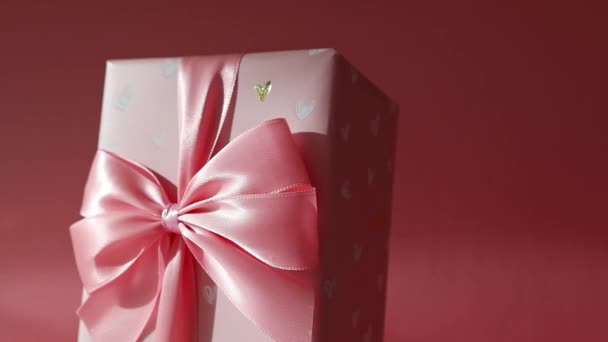 Jedno Pudełko Dużą Różową Kokardką Sercami Opakowaniu Różowy Dolny Widok — Wideo stockowe