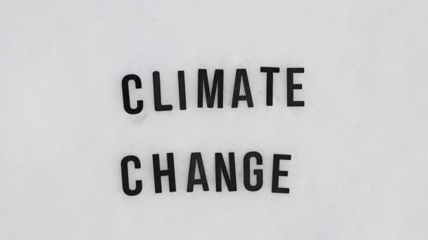 Фраза Изменение Климата Черных Деревянных Букв Лежит Белом Таллусском Снежном — стоковое видео