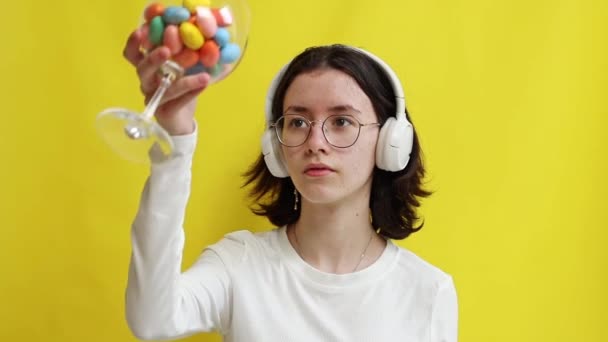 Uma Linda Adolescente Caucasiana Fones Ouvido Derrama Ovos Páscoa Mármore — Vídeo de Stock