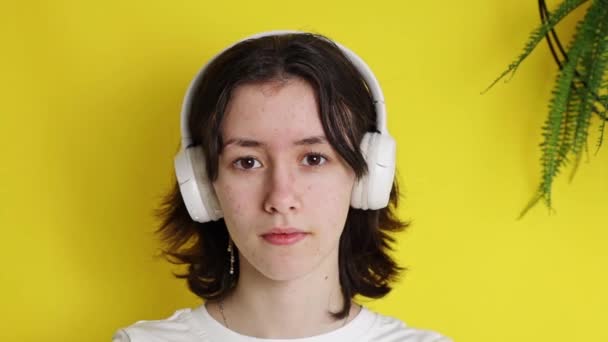 Jeden Mladý Kavkazský Krásný Brunetka Dospívající Dívka Bílých Sluchátkách Bílý — Stock video