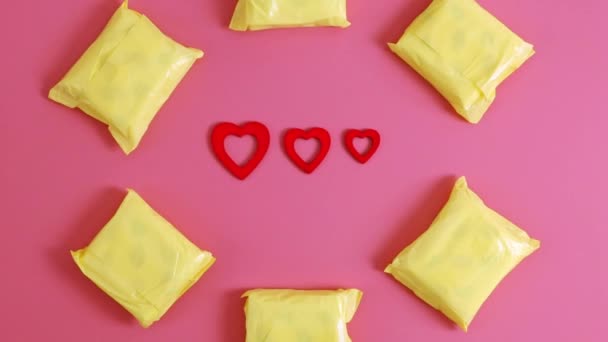 Seis Almofadas Femininas Pacotes Amarelos Encontram Uma Armação Redonda Com — Vídeo de Stock