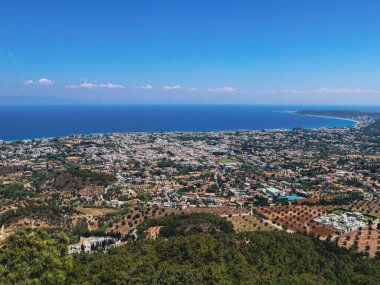Yunanistan 'ın Rodos adasındaki Filerimos dağından Ege Denizi' nin güzel panoramik manzarası ve mavi gökyüzü..