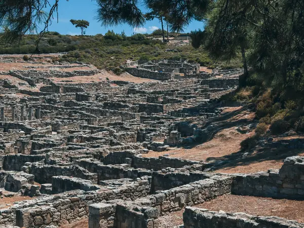 Yunanistan 'ın Rodos adasındaki bir dağın tepesindeki Zhiloko kompleksinin yakınlarındaki tarihi Kamiros kentinin güzel panoramik manzarası yaz güneşli bir günde