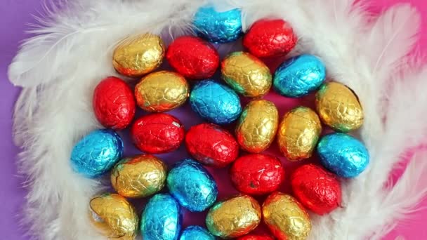 Huevos Pascua Chocolate Envolturas Multicolores Brillantes Dentro Una Corona Boinas — Vídeo de stock