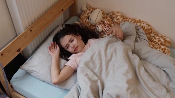 Saçları Açık Küçük Beyaz Tenli Bir Kız Sabah Erkenden Uyanıyor — Stok video