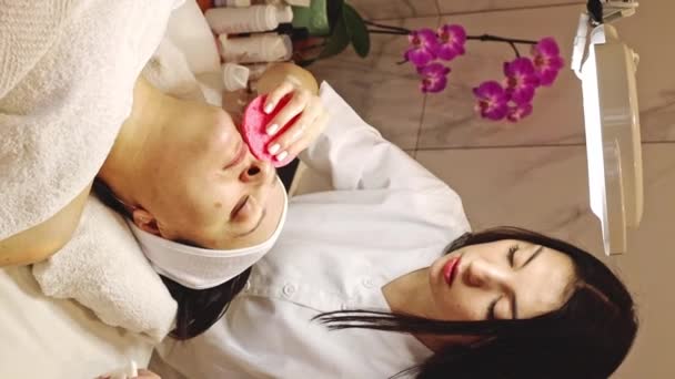 Genç Beyaz Tenli Bir Kozmetik Uzmanı Yüz Derisini Pembe Bir — Stok video